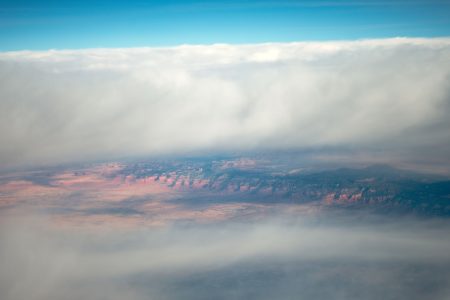 Berge durch Wolken, USA