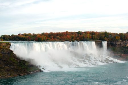 Die American Falls und die kleineren Bridal Veil Falls der Niagarafälle, CA